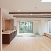 平面にのびる奥行きのあるリビング