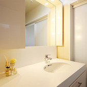 清潔感のあるシンプルな洗面室