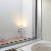 大きな窓のある開放的な浴室