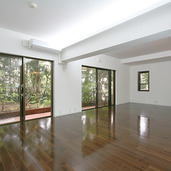 庭の緑をのぞむ開放的なリビング