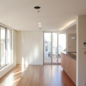 開口部の大きな明るいリビング