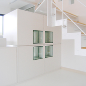 階段に重なり合うキッチンスペース