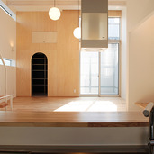 様々な形が並ぶキッチンからの眺め