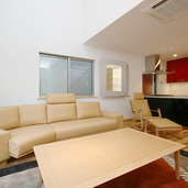 色使いがシックな落ち着いたリビング