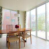 中庭を望むシンプルデザインの室内