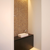 ガラスモザイクと間接照明を使った客用トイレ