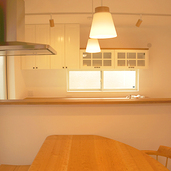 ダイニングスペースからキッチンを眺める