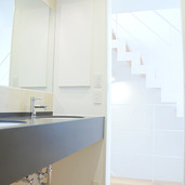 モノトーンのシンプルモダンな洗面スペース