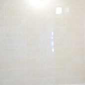 ナチュラルなクリーム色の浴室タイル