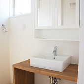 ナチュラルな雰囲気の洗面スペース