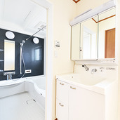 白を基調にスッキリとまとめた水廻り