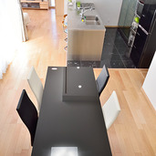 キッチンを中心に縦長に広がるLDK