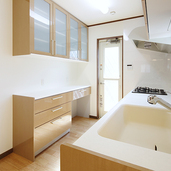 機能的かつゆったりとしたスペースのキッチン