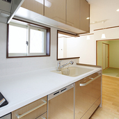 キッチンから和室を望む