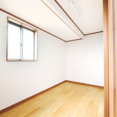 天井のラインが印象的な室内