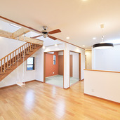 吹き抜けのある開放的なリビング