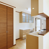 リビングを眺めるカウンターキッチン