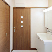 木目が交差に流れる洗面室