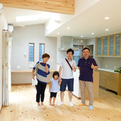 無垢材に光の反射するリビング