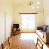 ダイニングにも光が届く採光窓のあるリビング