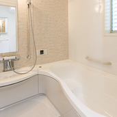 浴室はベージュをさりげなくアクセントとして、ナチュラルで落ち着きある空間に