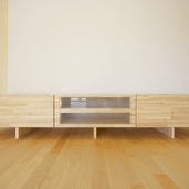 室内仕上げと素材を統一した造作ＴＶ台。