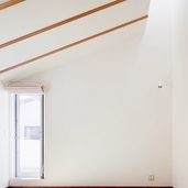 淡い光が落ちる寝室