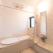 緩やかな曲線デザインの浴室