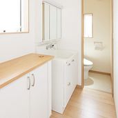 ホワイト×ウッド調でまとめた明るくさわやかな洗面・トイレ