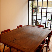 アンティークの蔵戸をテーブルにリデザイン