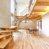 石柱と階段が存在感を示すリビング