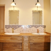 タイル貼りがポイントのお洒落な洗面スペース