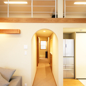 壁をアーチ型にくりぬいたような入り口