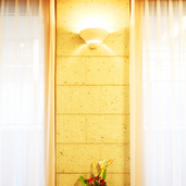 タイル調のリビング壁