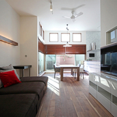 間接照明のあるリビング