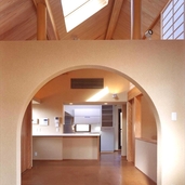 木と自然光の温もりを感じる空間