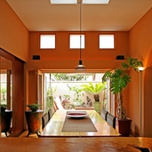 リゾートを彷彿させるリビング