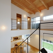野地合板あらわしとした吹抜けの天井
