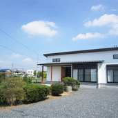 白と黒を基調にした、「和」を感じさせる外観