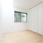 トップライトのある洋室