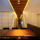 ダイニングから玄関を見返す