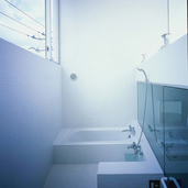 スタイリッシュな印象の白いバスルーム