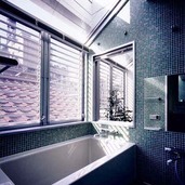 光の庭と隣り合わせの浴室、光いっぱい