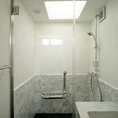 天窓のあるシャワーブース