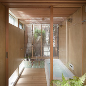 明るい光が差し込む、離れのようなバスルーム