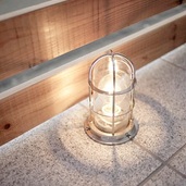 電球の灯りが照らすフットライト