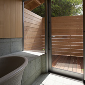 信楽焼の浴槽、浴室から出られるデッキ