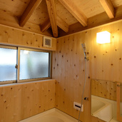 浴室も木をふんだんに使用