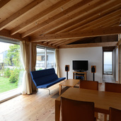 リビングから庭を見る