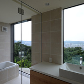 洗面・浴室からも遮るもののない眺望が得られる